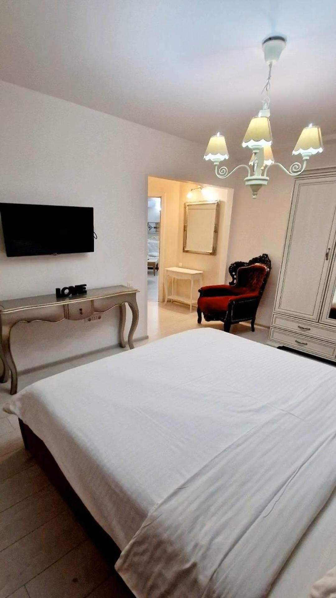 Hotel Jolie Apartments Галац Экстерьер фото